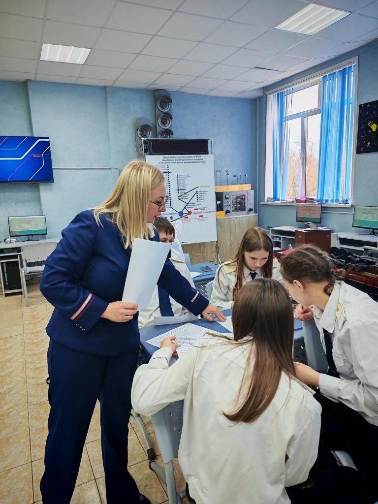 В рамках профориентационной работы сегодня прошла встреча обучающихся выпускных групп с представителями дирекции по работе со станциями ОАО «РЖД» нашими социальными партнерами