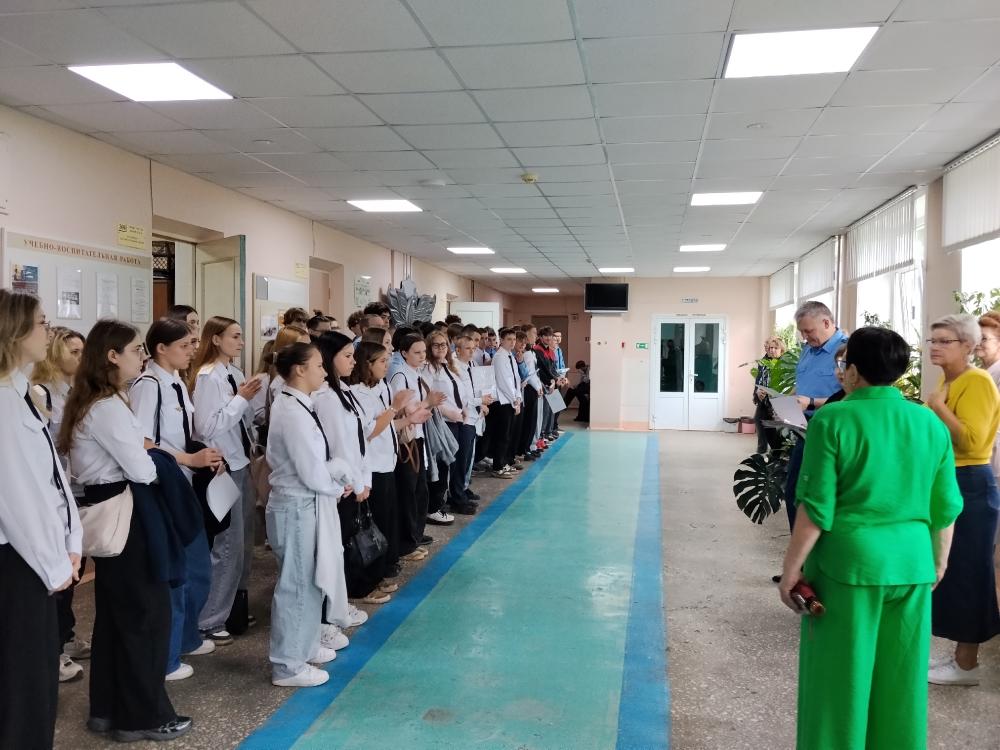 Прошла торжественная линейка, где мы чествовали победителей различных конкурсов