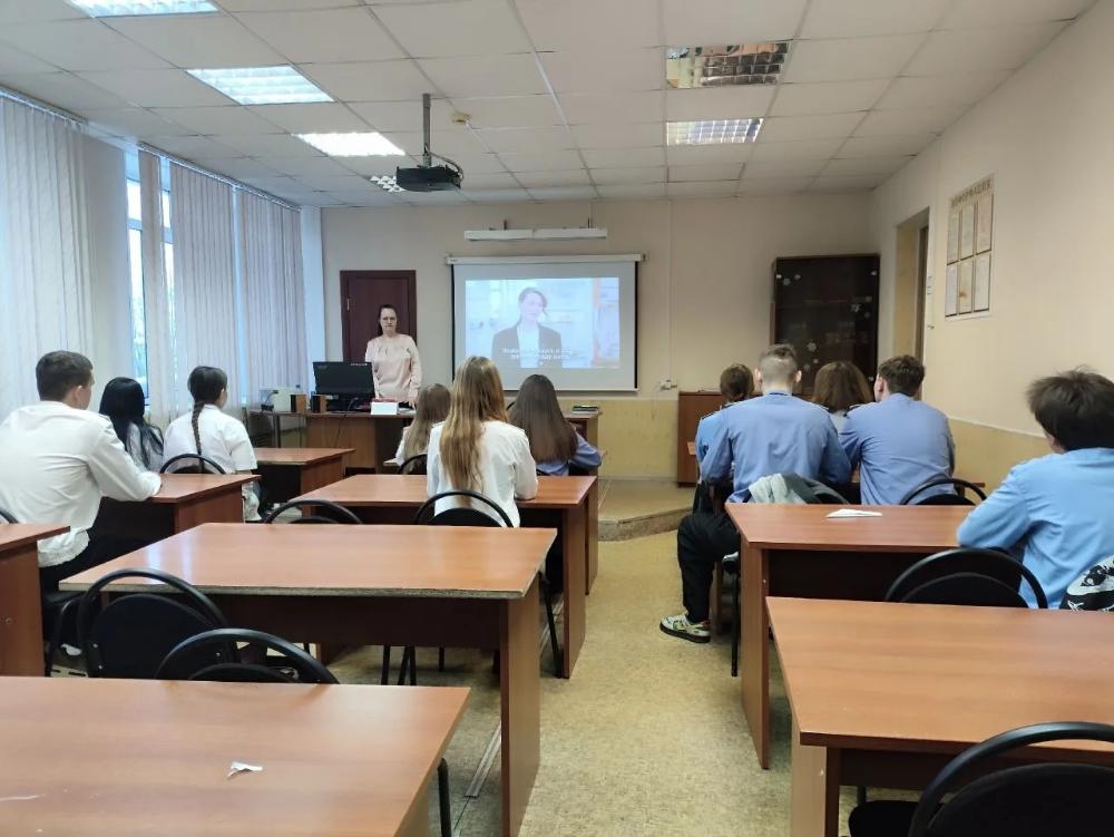 Торжественная церемония выноса флага и исполнение гимна Российской Федерации