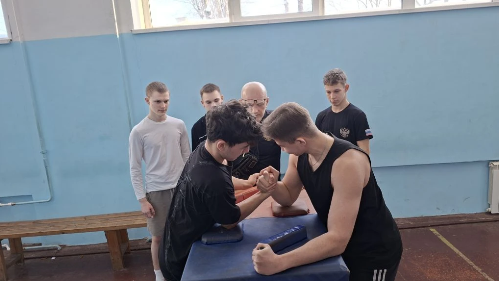 Проведены отборочные соревнования по армрестлингу