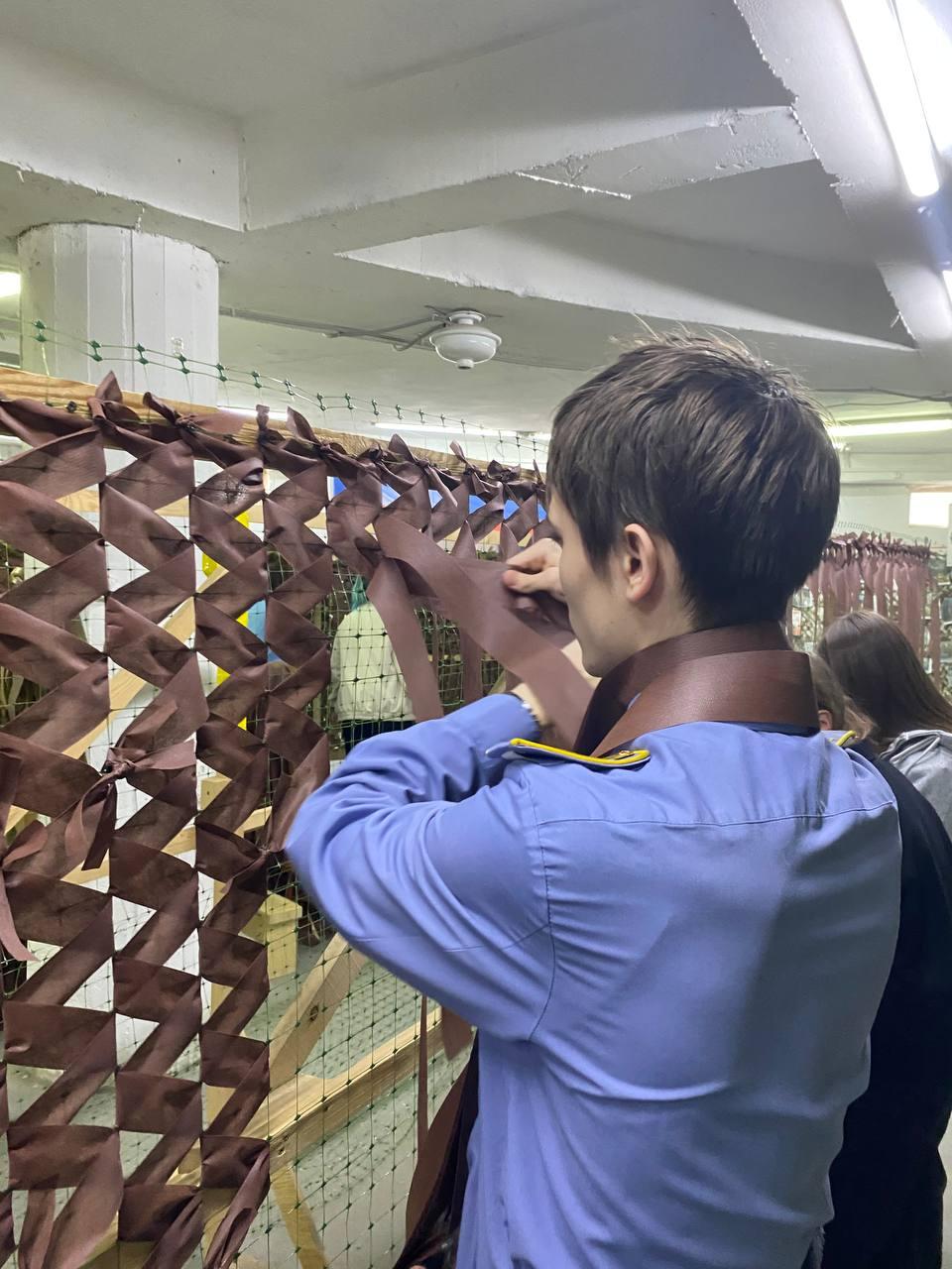 Студенты погрузились в процесс плетения маскировочных сетей