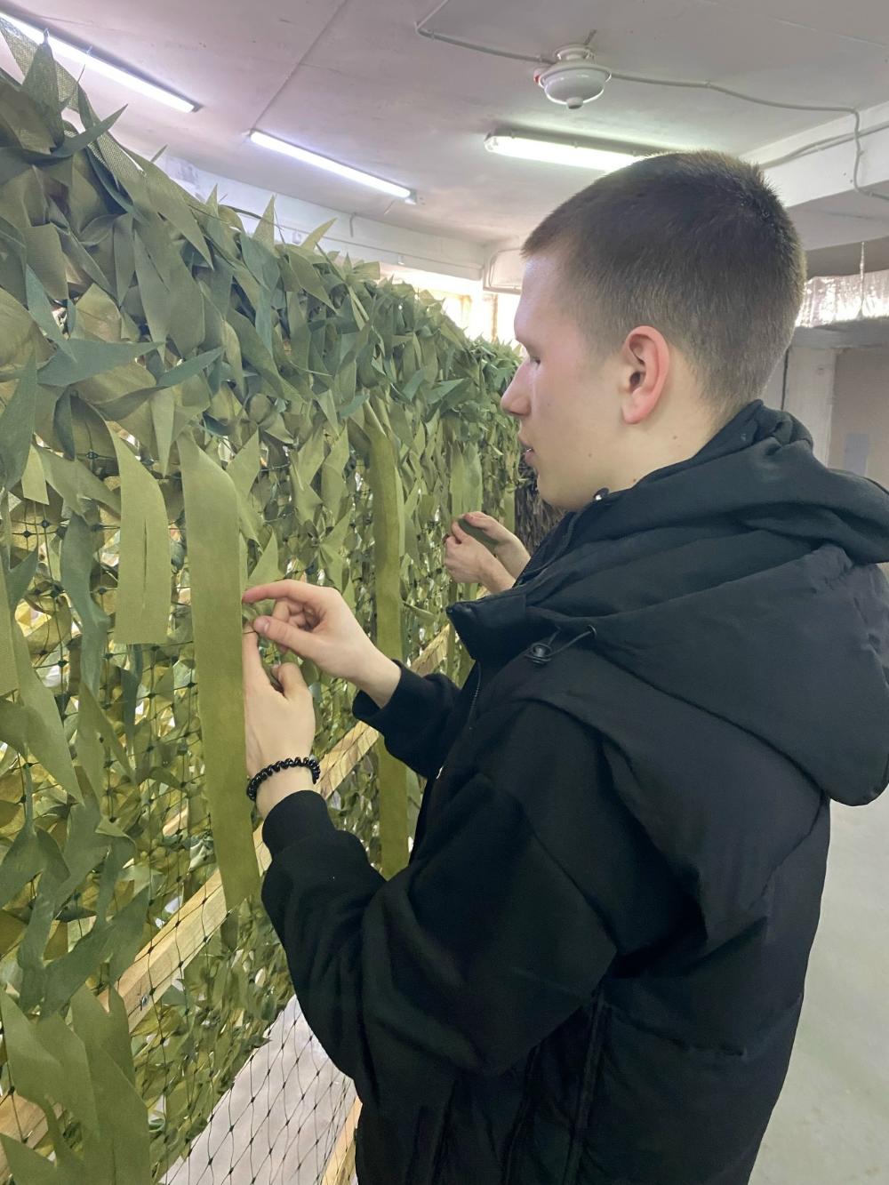 Студенты помогли в плетении маскировочных сетей
